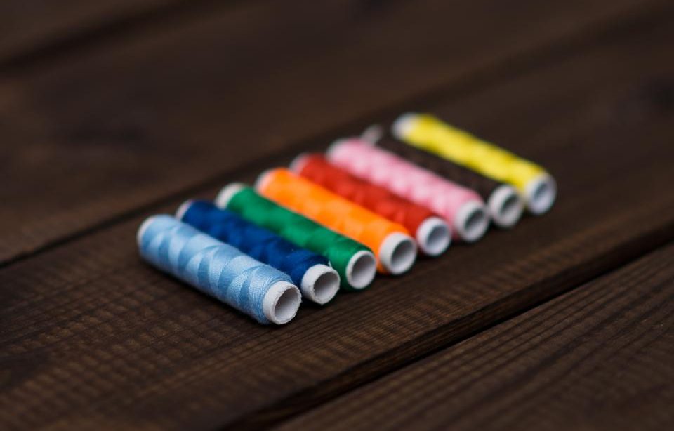 Bobines de fil de couleurs sur un etabli en bois