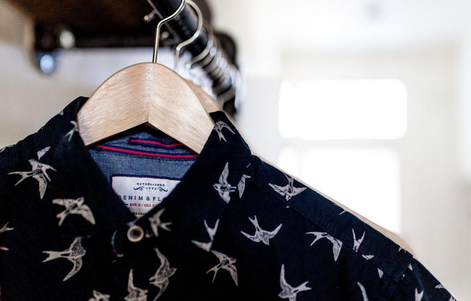 Chemise presentee sur un cintre en bois