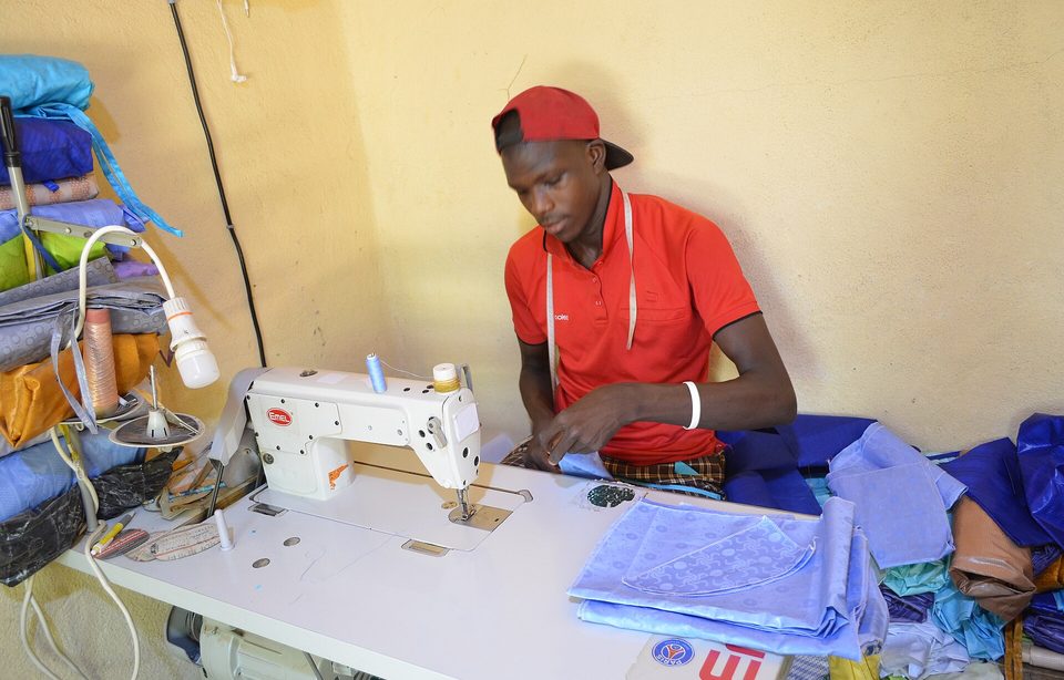 Couturier au travail sur sa machine a coudre