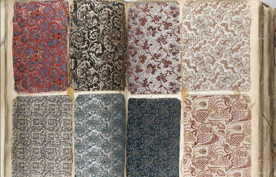 Livre d'echantillons textiles ouvert