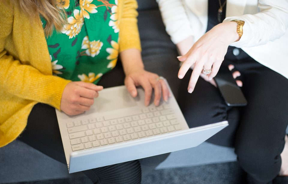 Deux collaboratrices travaillant ensemble sur un clavier