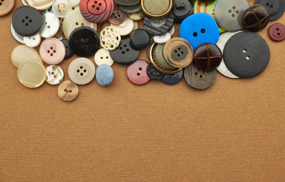 Boutons de couture assortis sur un fond ocre