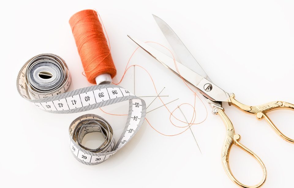 Metres rubans, ciseaux de tailleur et bobine de fil